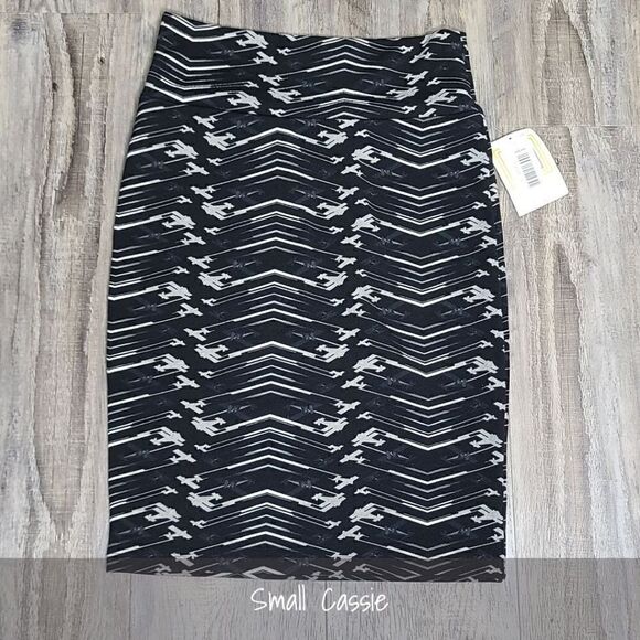 LuLaRoe Cassie Skirt Small Airplanes Black Grey NEW - Picture 1 of 2